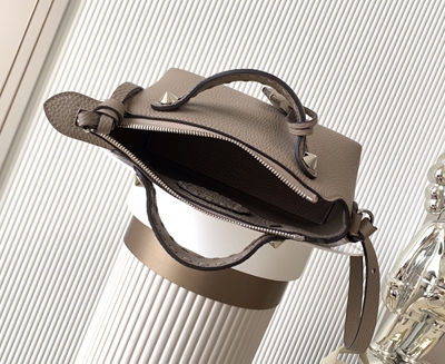 フェンディバッグ素材ディテール